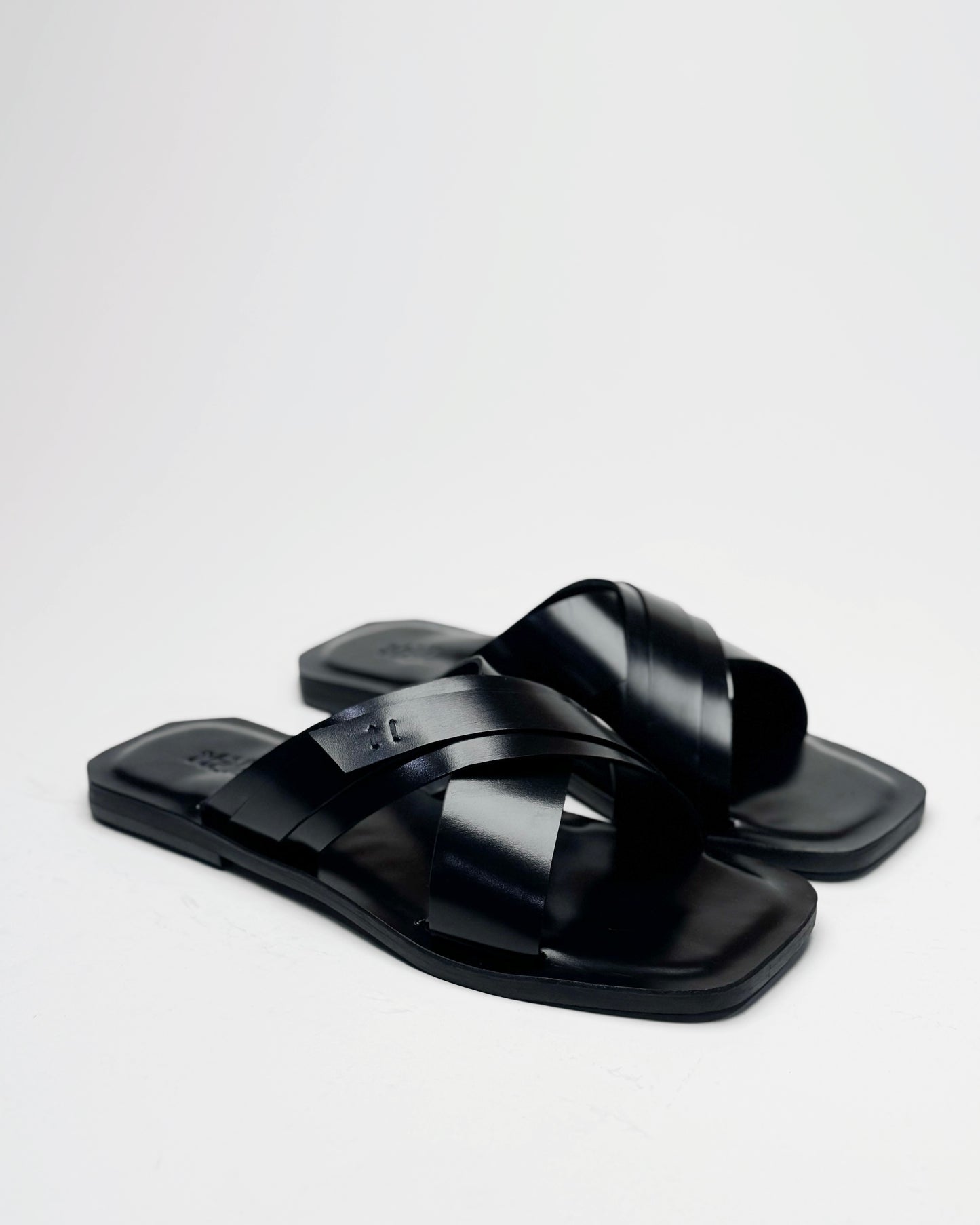 Lewi black cross strap