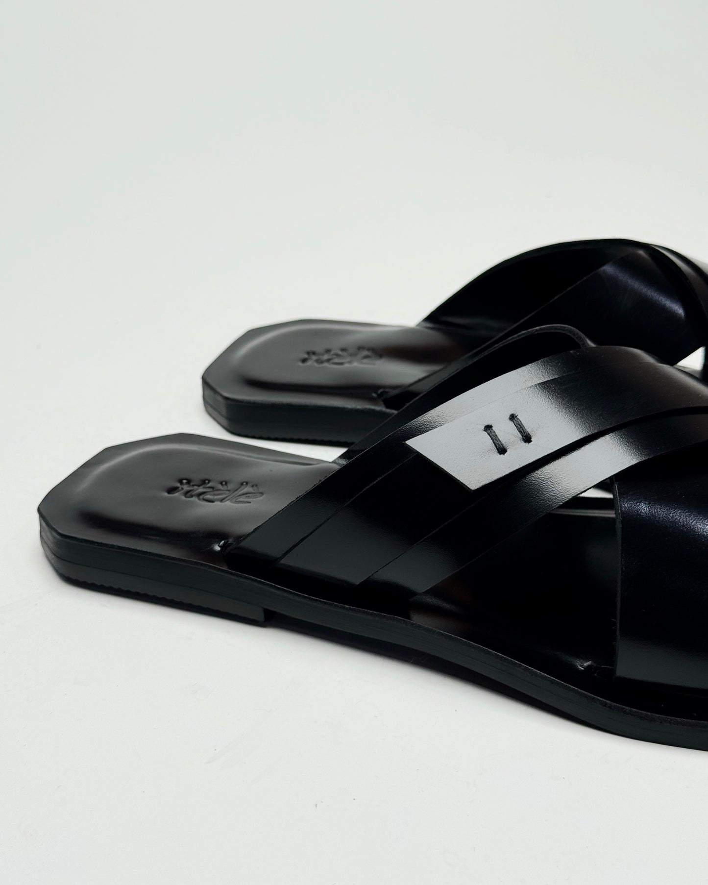 Lewi black cross strap