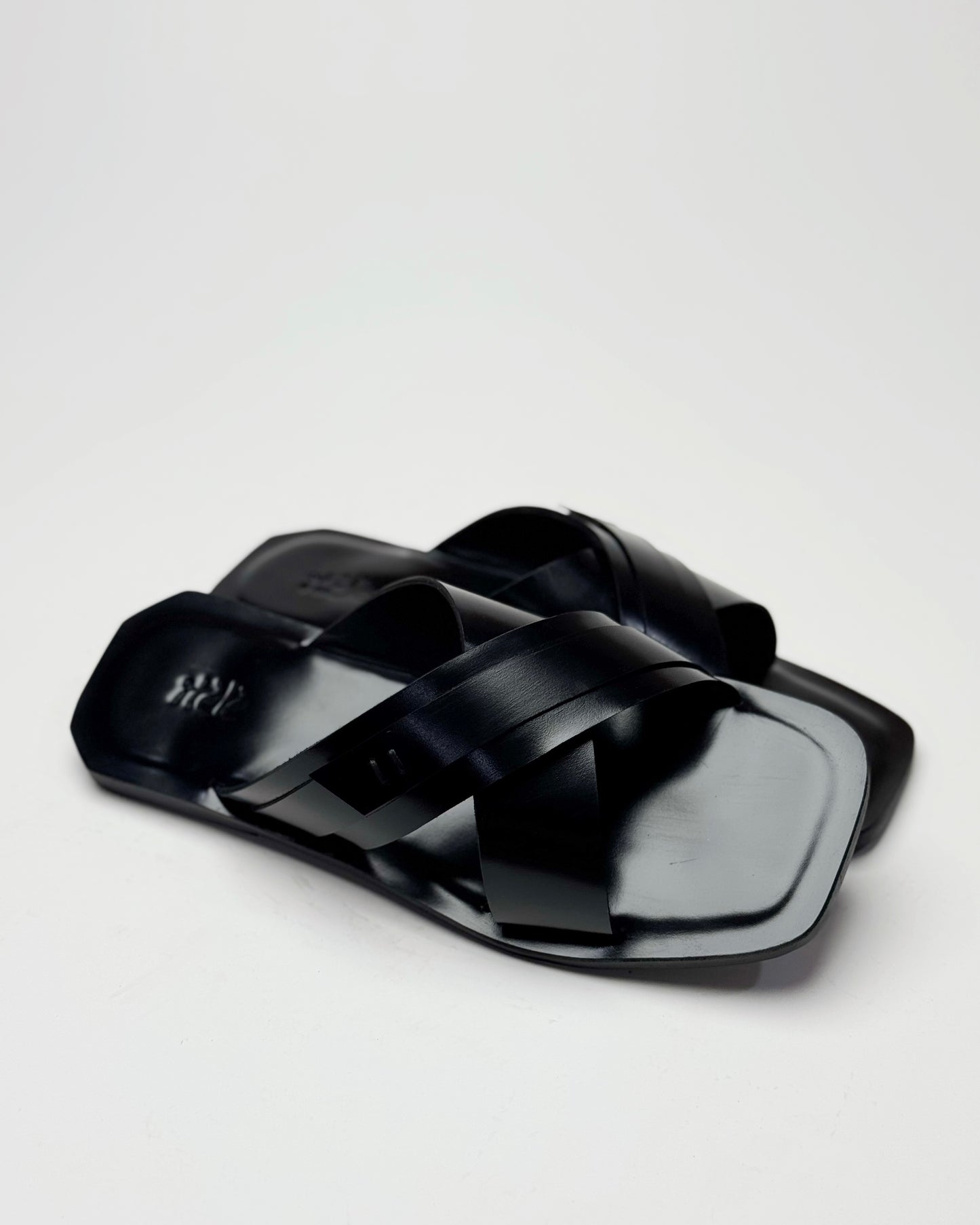 Lewi black cross strap