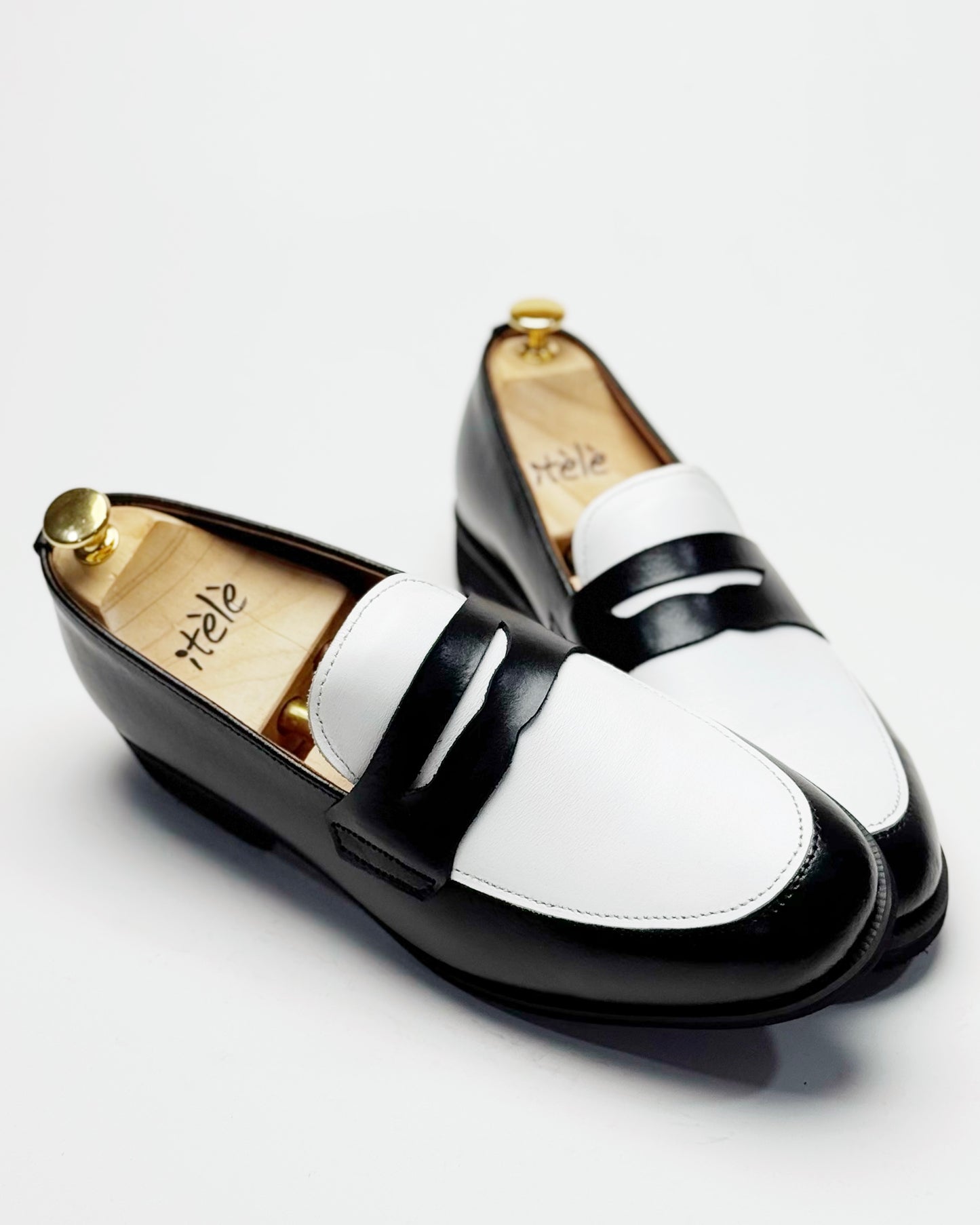 Dára black + white Penny Loafer